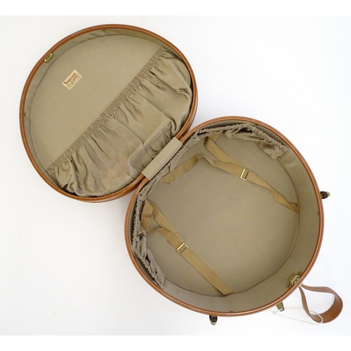 1560 - A vintage leather travelling / luggage hat box by Samsonite, labelled inside Shwayder Bros inc of De... 