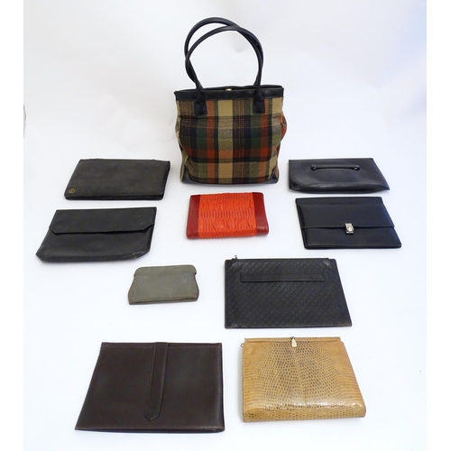 1566A - Vintage fashion accessories : A quantity of assorted leather purses / clutch bags, various makers an... 