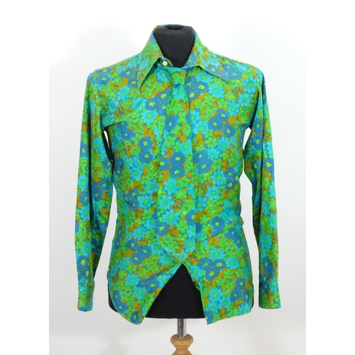 1543 - Vintage clothing / fashion: A green and blue floral shirt with matching tie, chest measures 36