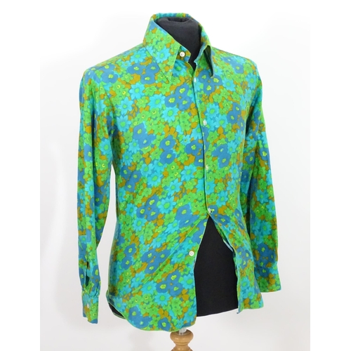 1543 - Vintage clothing / fashion: A green and blue floral shirt with matching tie, chest measures 36