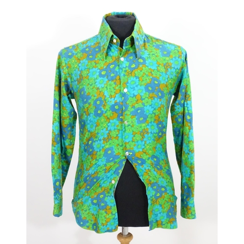 1543 - Vintage clothing / fashion: A green and blue floral shirt with matching tie, chest measures 36