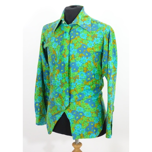 1543 - Vintage clothing / fashion: A green and blue floral shirt with matching tie, chest measures 36