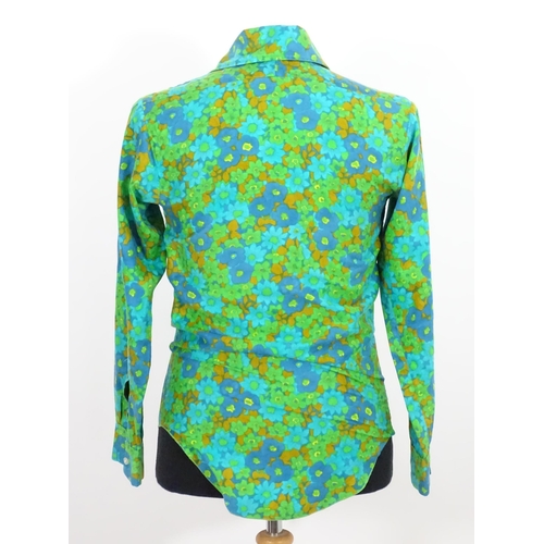 1543 - Vintage clothing / fashion: A green and blue floral shirt with matching tie, chest measures 36