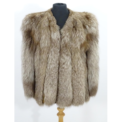 1551 - Vintage clothing / fashion:  A vintage short length silver fox fur coat, chest measures 42