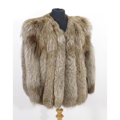 1551 - Vintage clothing / fashion:  A vintage short length silver fox fur coat, chest measures 42