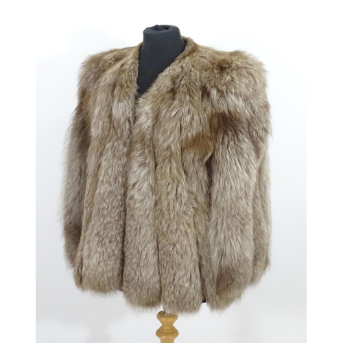 1551 - Vintage clothing / fashion:  A vintage short length silver fox fur coat, chest measures 42