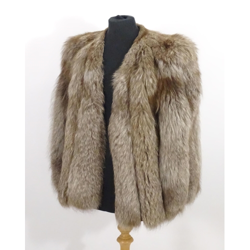 1551 - Vintage clothing / fashion:  A vintage short length silver fox fur coat, chest measures 42