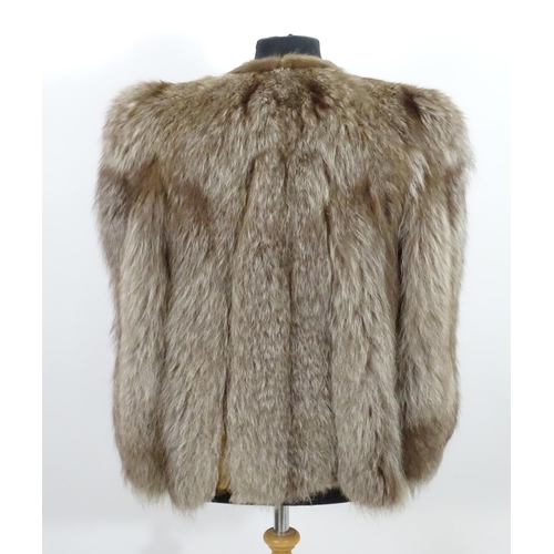 1551 - Vintage clothing / fashion:  A vintage short length silver fox fur coat, chest measures 42