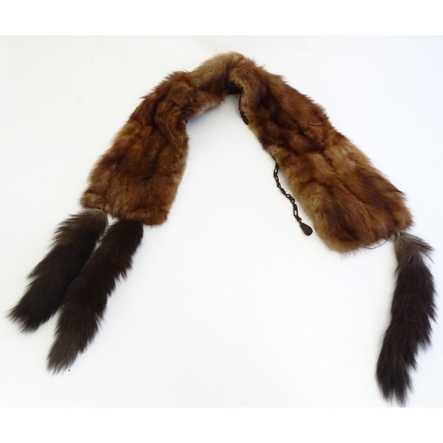 1552 - Vintage clothing / fashion: A quantity of vintage fur accessories to include a fur collar, 2 stoles ... 