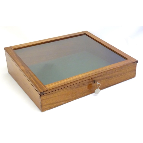 2087 - A mid 20thC mahogany shadow box with exposed dovetailing and a glazed lid opening to show a baize su... 