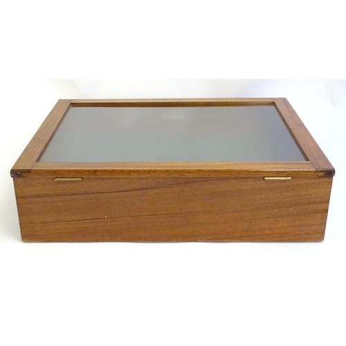 2087 - A mid 20thC mahogany shadow box with exposed dovetailing and a glazed lid opening to show a baize su... 