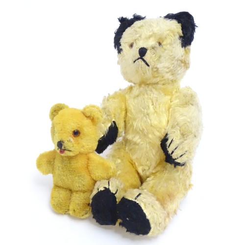 1480 - Toys: An early 20thC teddy bear with a stitched nose and paws and articulated limbs. Together with a... 