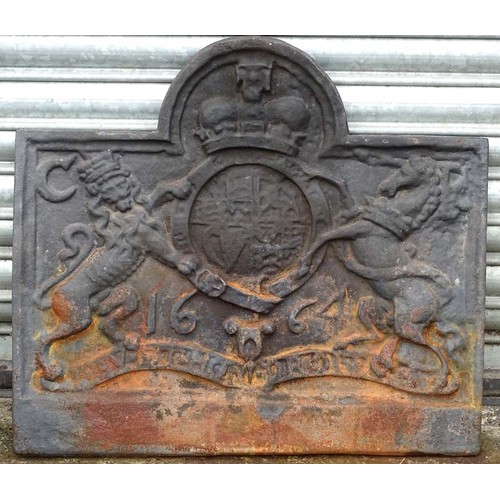 1594 - Garden & Architectural, Salvage: a cast iron fire back, decorated with the Royal coat of arms of the... 