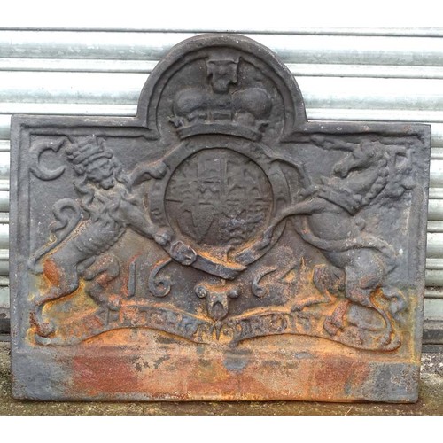 1594 - Garden & Architectural, Salvage: a cast iron fire back, decorated with the Royal coat of arms of the... 