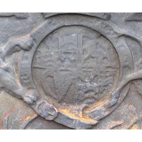 1594 - Garden & Architectural, Salvage: a cast iron fire back, decorated with the Royal coat of arms of the... 