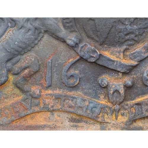 1594 - Garden & Architectural, Salvage: a cast iron fire back, decorated with the Royal coat of arms of the... 