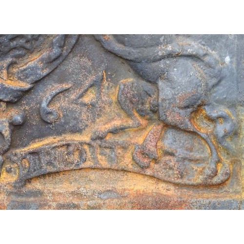 1594 - Garden & Architectural, Salvage: a cast iron fire back, decorated with the Royal coat of arms of the... 