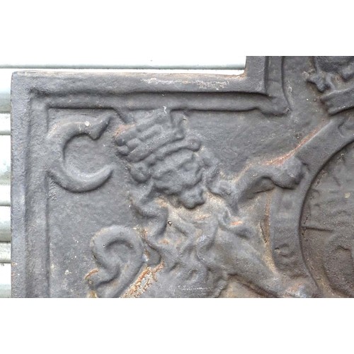 1594 - Garden & Architectural, Salvage: a cast iron fire back, decorated with the Royal coat of arms of the... 