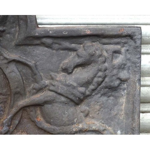 1594 - Garden & Architectural, Salvage: a cast iron fire back, decorated with the Royal coat of arms of the... 