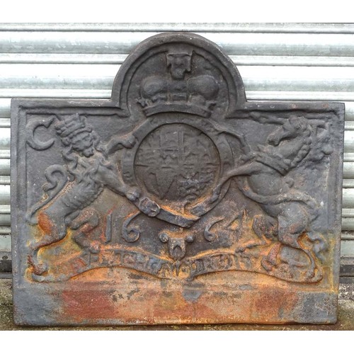 1594 - Garden & Architectural, Salvage: a cast iron fire back, decorated with the Royal coat of arms of the... 