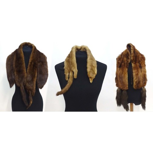 1552 - Vintage clothing / fashion: A quantity of vintage fur accessories to include a fur collar, 2 stoles ... 