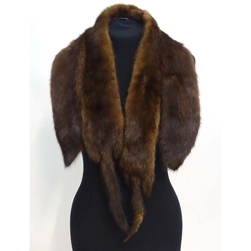 1552 - Vintage clothing / fashion: A quantity of vintage fur accessories to include a fur collar, 2 stoles ... 