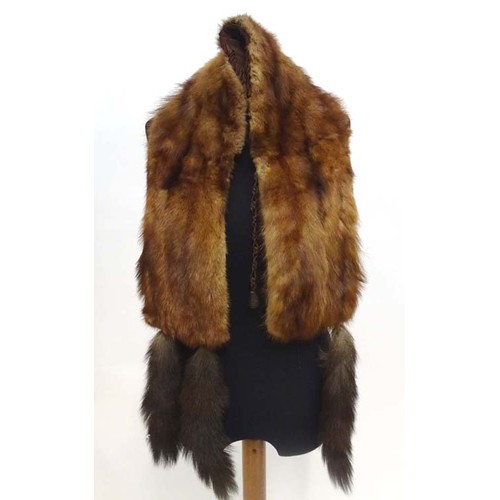 1552 - Vintage clothing / fashion: A quantity of vintage fur accessories to include a fur collar, 2 stoles ... 