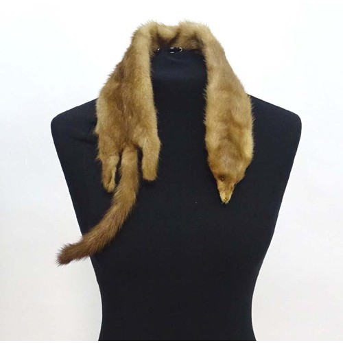 1552 - Vintage clothing / fashion: A quantity of vintage fur accessories to include a fur collar, 2 stoles ... 