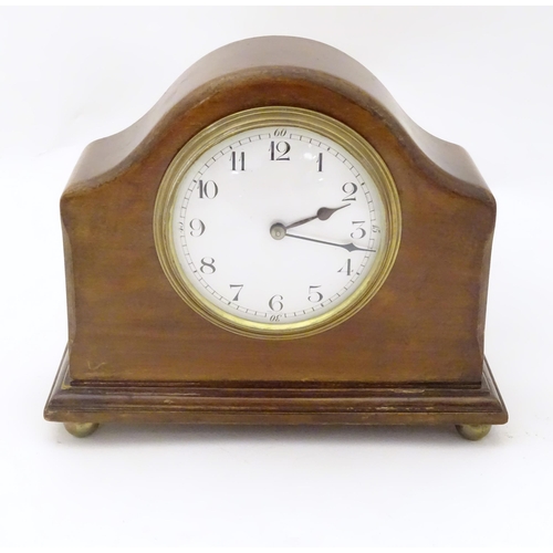 1402 - A 20thC mantle clock with French movement. 7 1/2