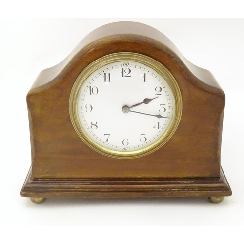 1402 - A 20thC mantle clock with French movement. 7 1/2