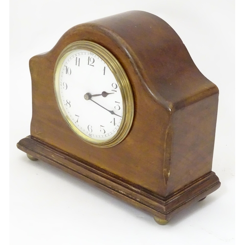 1402 - A 20thC mantle clock with French movement. 7 1/2