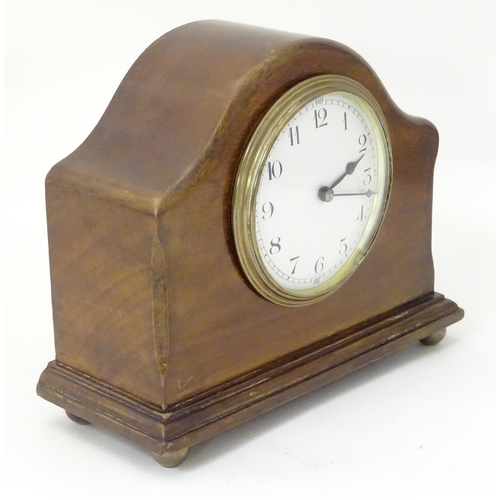 1402 - A 20thC mantle clock with French movement. 7 1/2