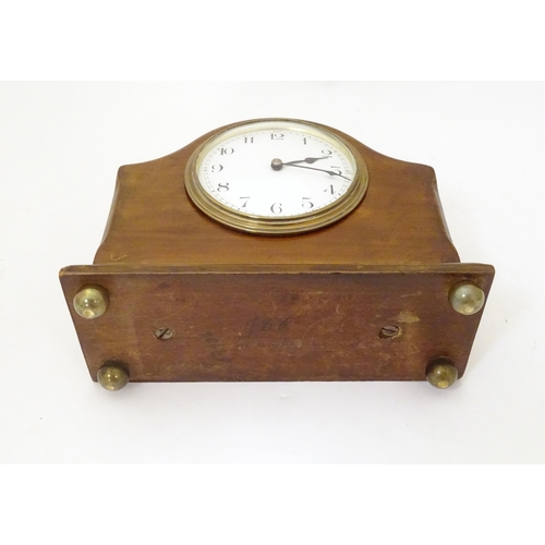 1402 - A 20thC mantle clock with French movement. 7 1/2