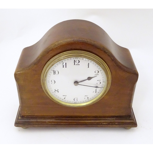 1402 - A 20thC mantle clock with French movement. 7 1/2