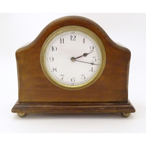 1402 - A 20thC mantle clock with French movement. 7 1/2