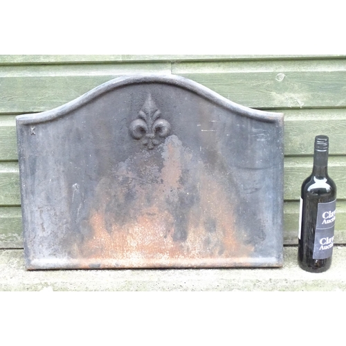 1365 - A mid 20thC cast iron fireback, with raised border and Fleur de Lys decoration, 25 1/2