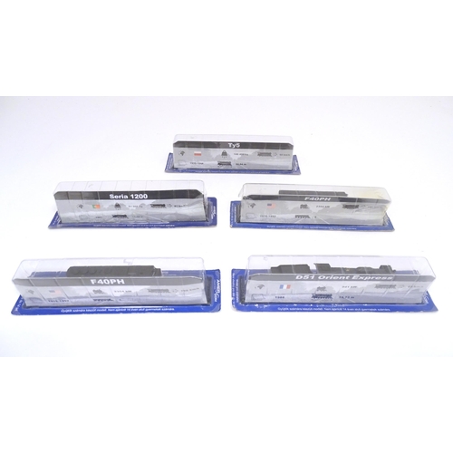 1310 - Toys: N gauge AmerCom collection model trains, comprising CP Seria 1200 1961 (Portugal), Amtrak F40P... 