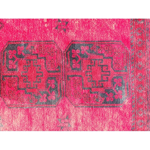 1391 - Carpet / Rug : A Turkoman rug, the red ground with bands of medallions and geometric motifs 
Approx.... 