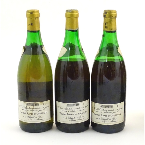 2166 - An assortment of white and red wine, including a 1979 Saint Ferdinand Jehan Le Bon Jurancon Sec 75cl... 