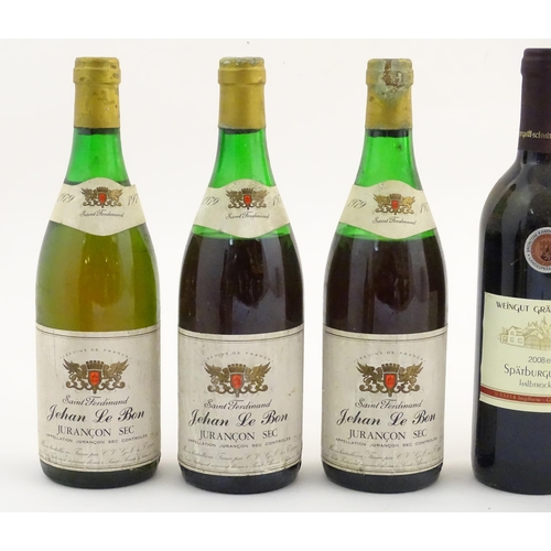 2166 - An assortment of white and red wine, including a 1979 Saint Ferdinand Jehan Le Bon Jurancon Sec 75cl... 