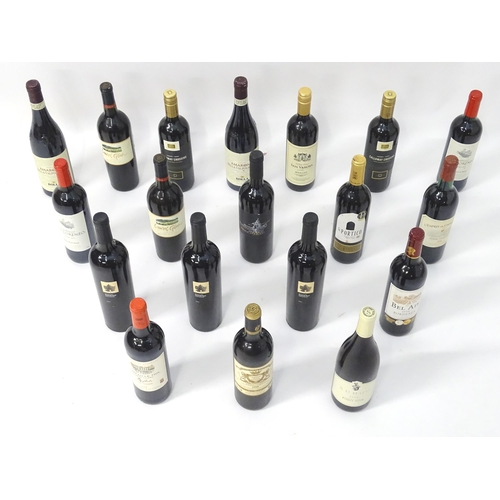 2174 - An assortment of red wines, including a Chateau de la Garde Bordeaux Superior 2000 75cl, a Castillo ... 