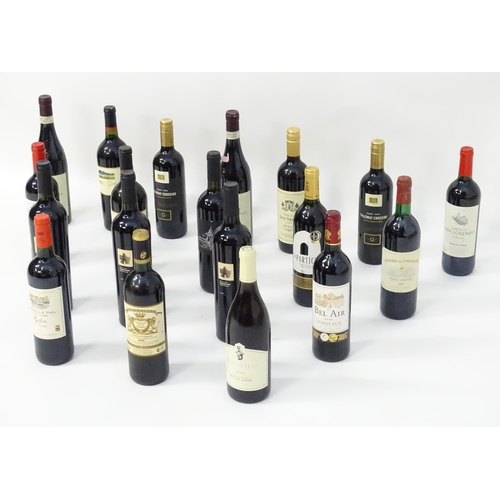 2174 - An assortment of red wines, including a Chateau de la Garde Bordeaux Superior 2000 75cl, a Castillo ... 