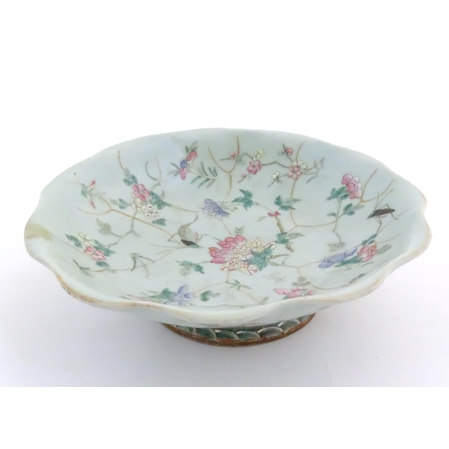 28 - A Chinese / Cantonese foot dish with scalloped edge decorated with flowers, foliage and insects. Cha... 