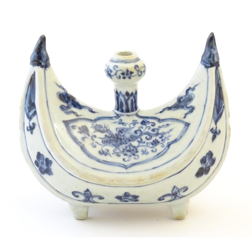 9 - A Chinese blue and white pilgrim's flask of crescent form decorated with a stylised phoenix bird, cl... 