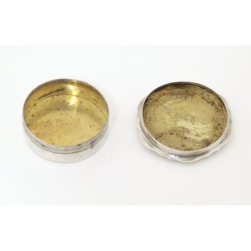414 - A silver pill box, hallmarked Birmingham 1925 maker Mappin & Webb Ltd. 1 1/2