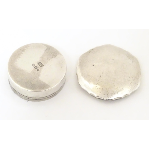414 - A silver pill box, hallmarked Birmingham 1925 maker Mappin & Webb Ltd. 1 1/2