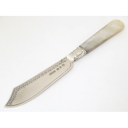 431 - A Victorian silver butter knife with mother of pearl handle, hallmarked Birmingham 1895 maker Henry ... 