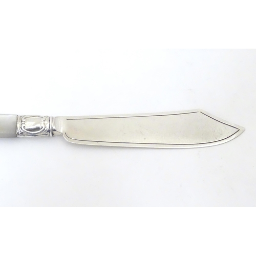 431 - A Victorian silver butter knife with mother of pearl handle, hallmarked Birmingham 1895 maker Henry ... 