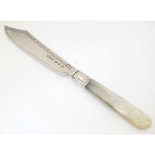 431 - A Victorian silver butter knife with mother of pearl handle, hallmarked Birmingham 1895 maker Henry ... 
