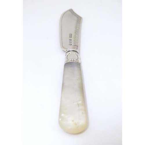 431 - A Victorian silver butter knife with mother of pearl handle, hallmarked Birmingham 1895 maker Henry ... 